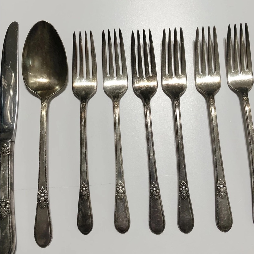1847 Rogers Bros Is Adoration Vintage Silver Plate Silverware Set of 47 pieces - Picture 5 of 13